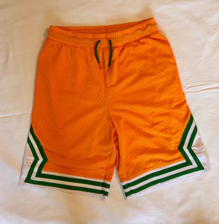 Shorts Jordan basketball orange taille 163-175. 13-15 ans