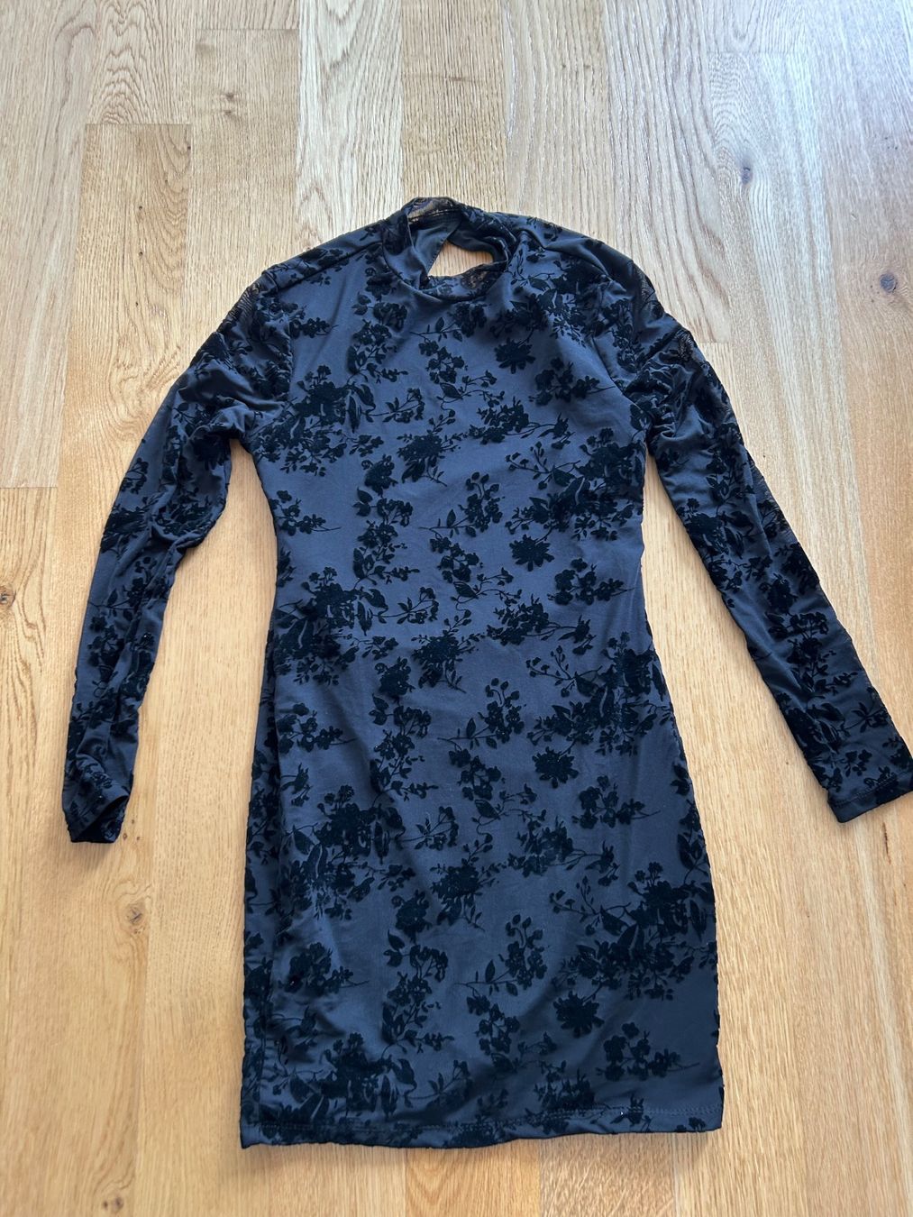 Shein Kleider: Elegantes Samt Minikleid mit Blumenmuster, Grösse 36 / S – Neu (gemäss Beschreibung) aus Altenrhein von _6sbw