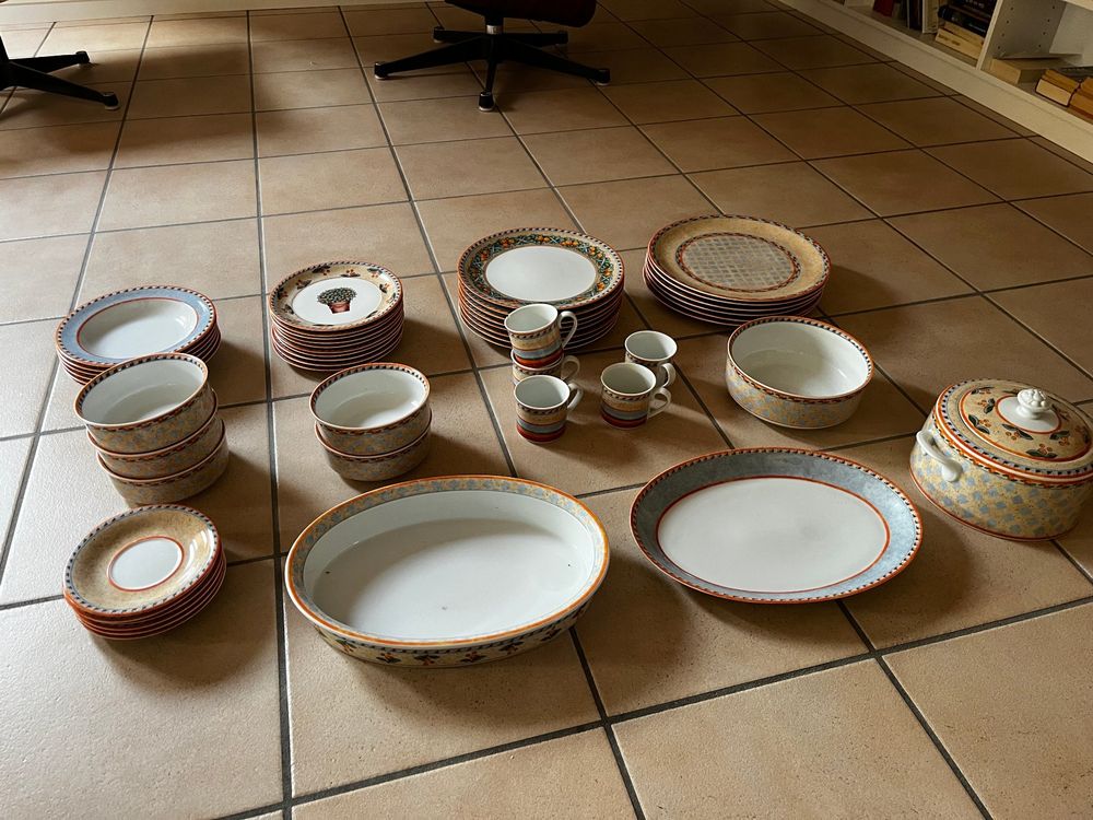 Nappe, Gobelets, Assiettes, Pailles, Thème De Fête En Famille