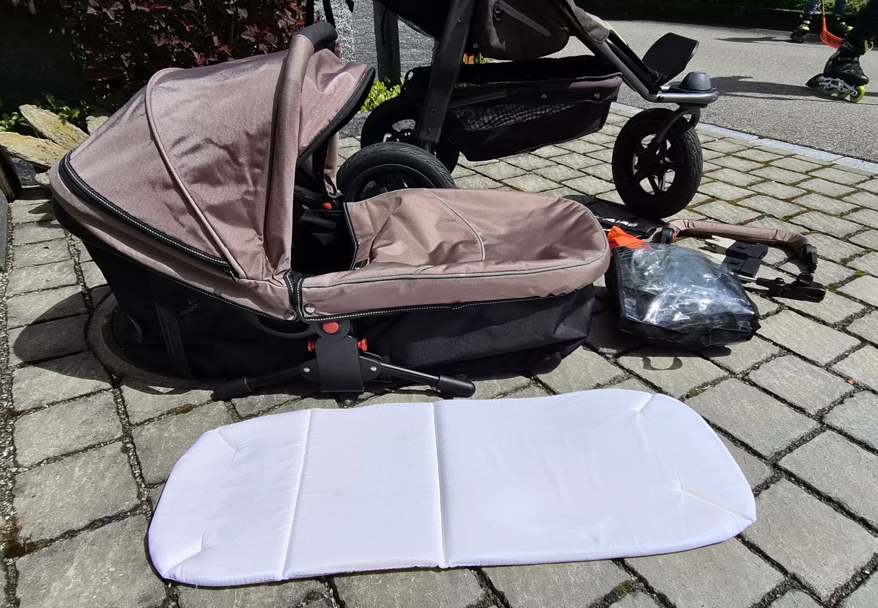 Tfk Carrozzine: Kinderwagen TFK mit Babyschale – Usato da Wauwil venduto da Reifendrucksensoren 3