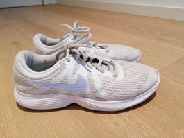 Nike Revolution 4 Damenschuhe, Grösse 37.5, Top Zustand!