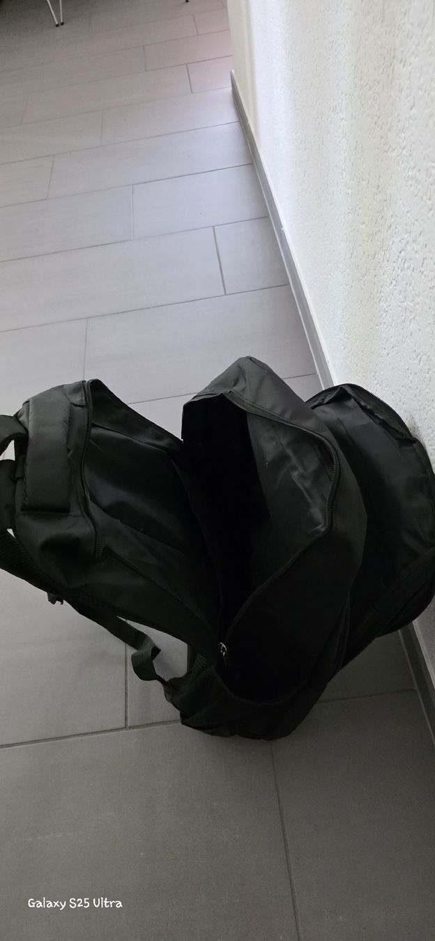 Rucksäcke: Neuwertige Schwarzer Rucksack  – Neu (gemäss Beschreibung) aus Hildisrieden von Ladygirl97 2