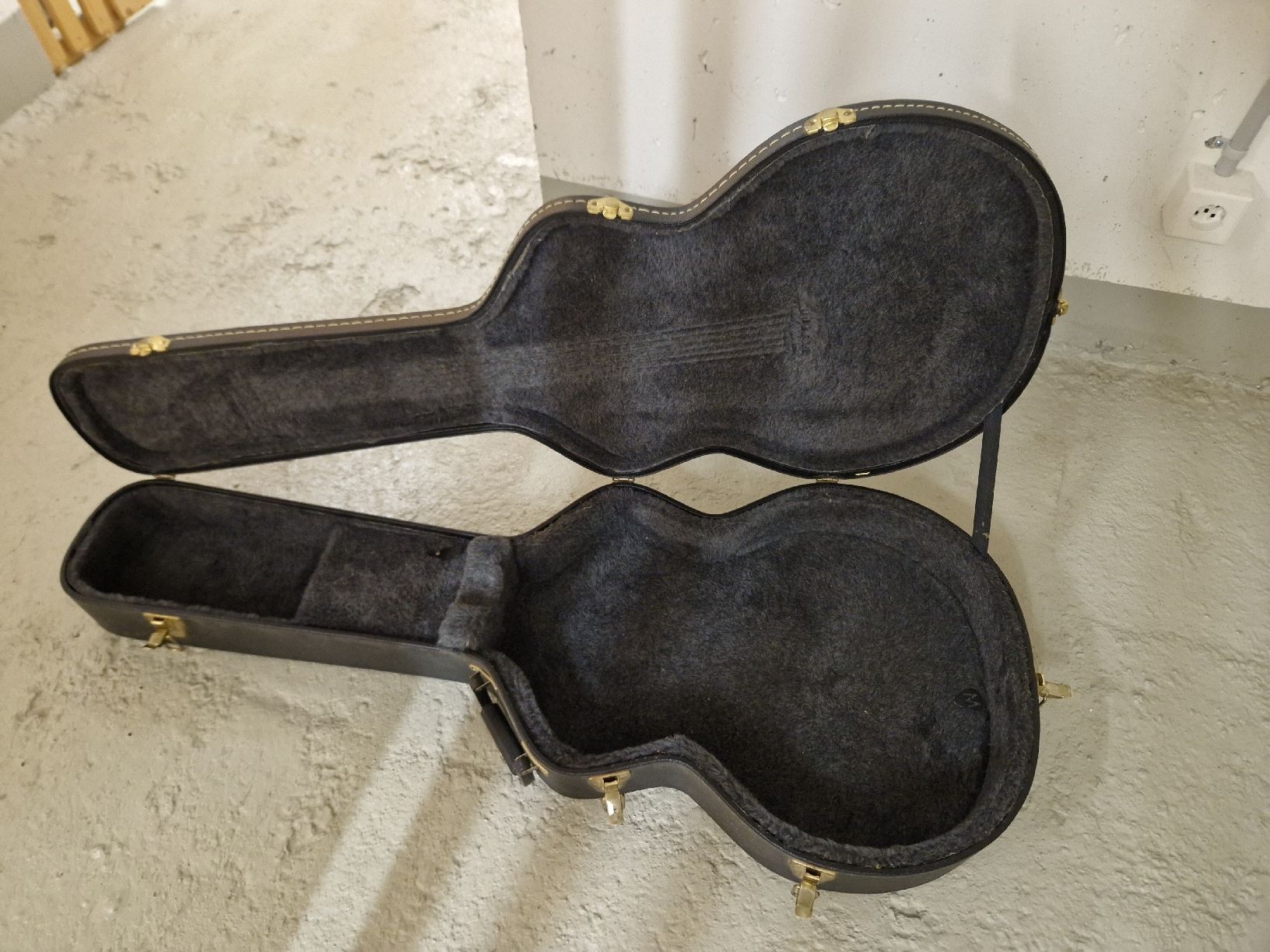 Valigie: Guild Guitar Case (Guitarkoffer) – Usato da Zürich venduto da MarianaMoore 1
