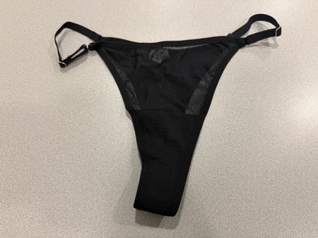 Schwarzer Tanga aus Spitze, Grösse M - NEU!
