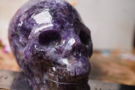 Lepidolith      Skull   8cm x 6cm    Selten