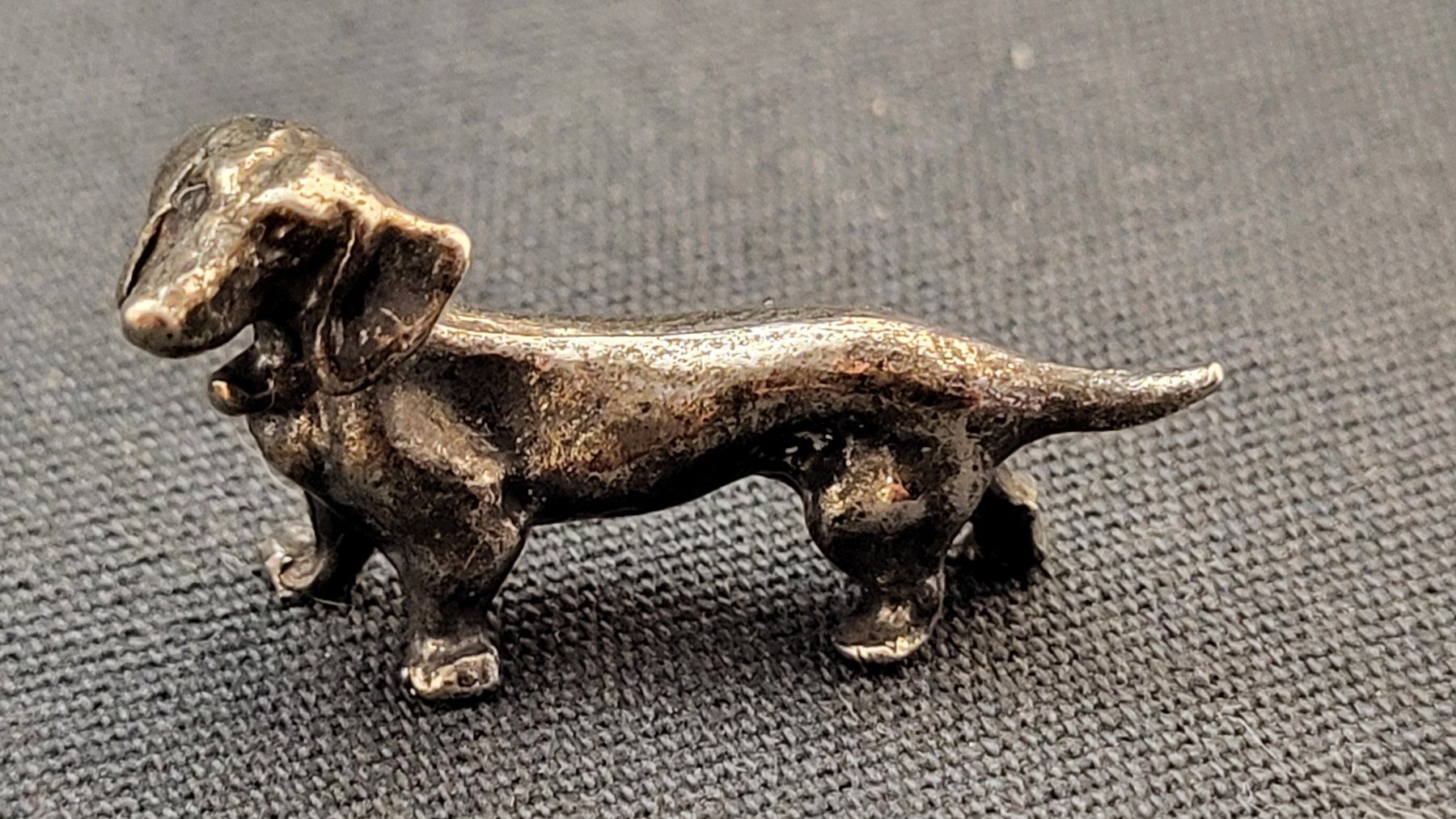 Figurines: Kleiner Metall-Dackel "IX" – D'occasion à Basel par spinne02