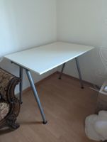 weisser verstellbarer tisch