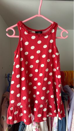 Sommerliches Mädchenkleid, rot mit Punkten, Grösse 92