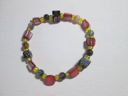 Schmuckstück Armband mit verschiedenen, bunten, Perlen, Stei