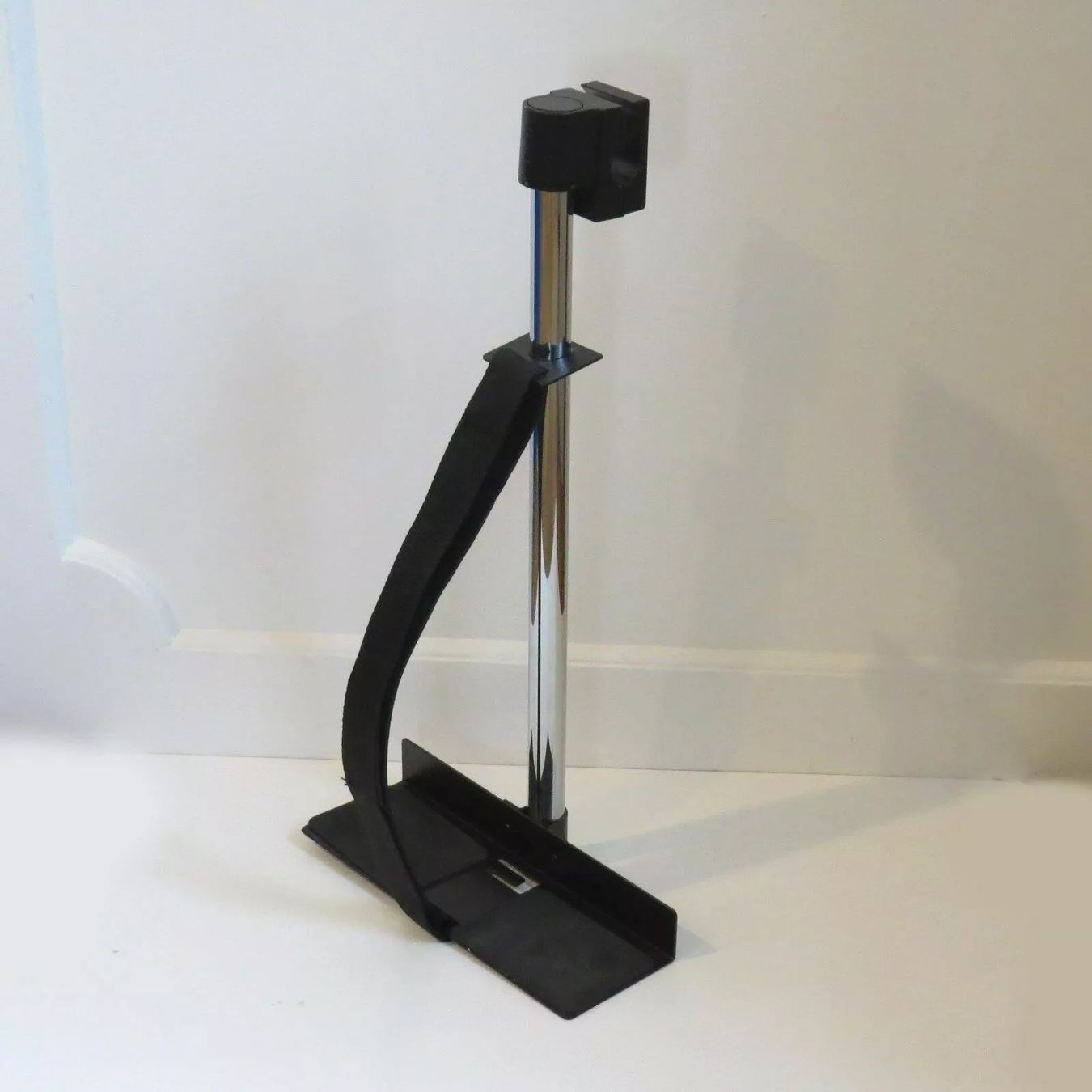 Staffa per monitor: USM CPU Halter zu USM Haller Tisch – Usato da Affoltern am Albis venduto da ModulaireAG