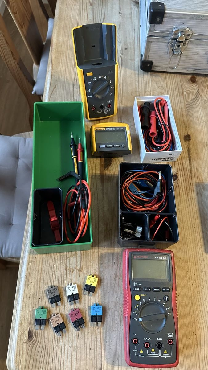 Fluke Misurare: Elektro Messkoffer mit div. Messgeräten & Prüfkabel – Usato da Hinwil venduto da dav_swv6 1