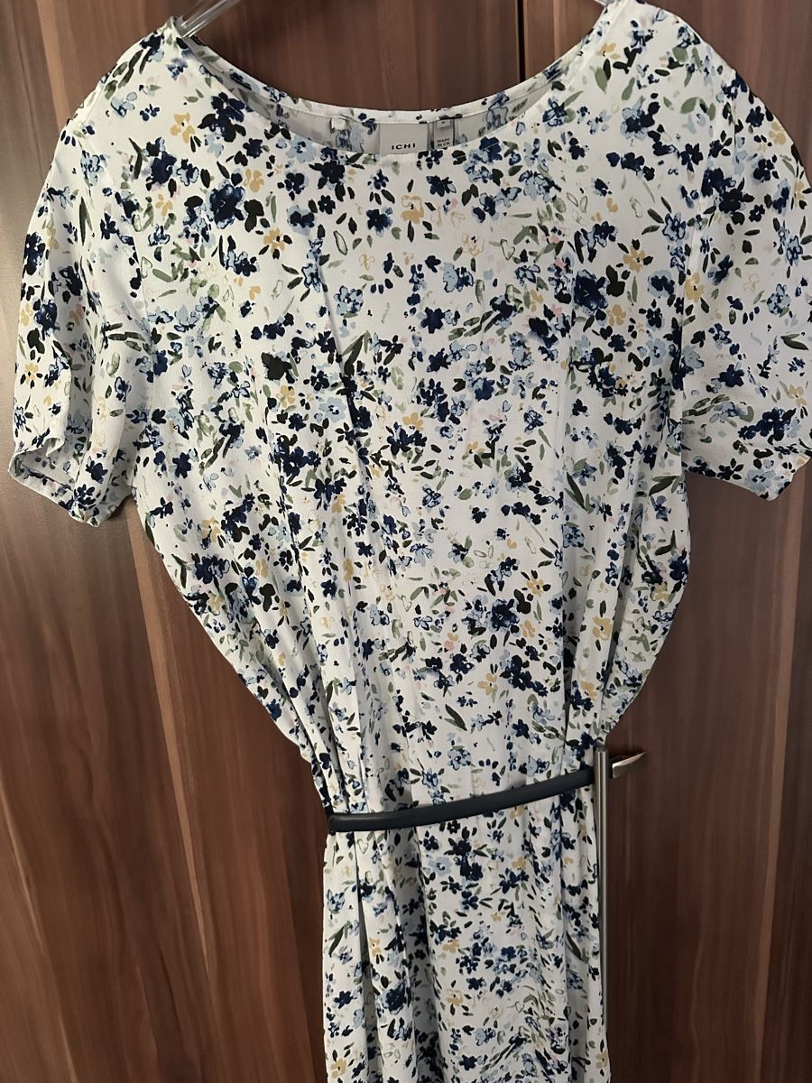 Vestiti: Kleid ICHI Blumenmuster Weiss Blau Grösse M – Usato da Zürich venduto da Schoekin 3