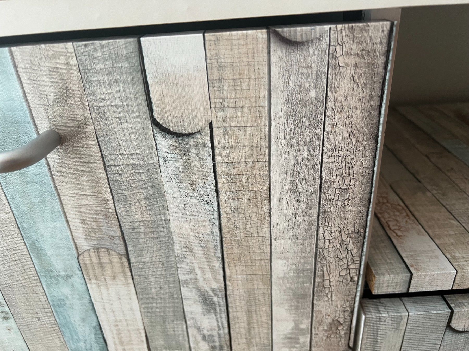 Cassettiere: Kommode mit Holzdesign-Tapete – Usato da Schliern b. Köniz venduto da west-coast 4