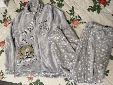 Schlafanzug Plüsch grau Katze Grösse L wie neu