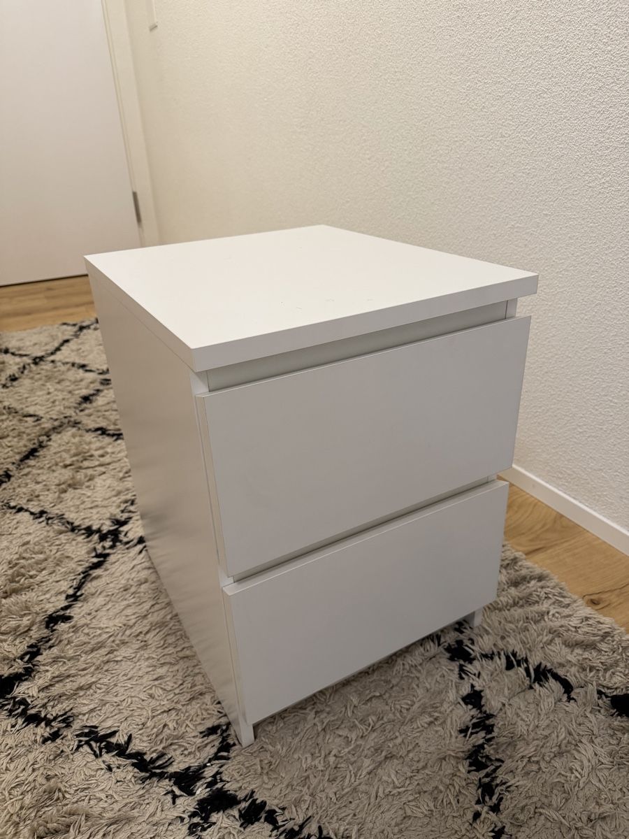 Tables de nuit: IKEA Nachttisch weiss – D'occasion à Schaffhausen par NikyNov