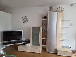 Wohnwand helles Ahorn-Holz mit Vitrine und Regalen gebraucht