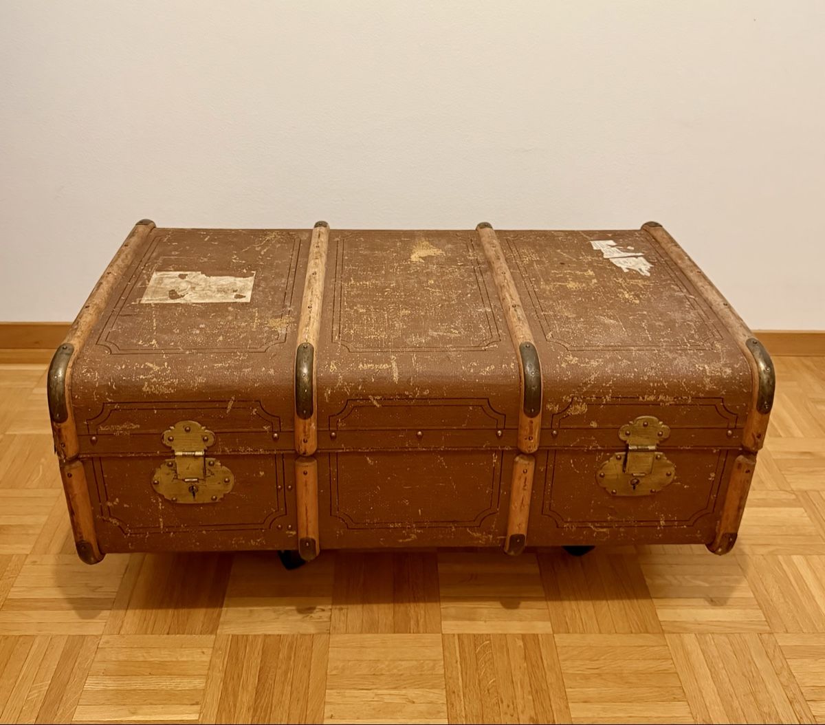 Tische: Couchtisch Vintage / Antiker Reisekoffer – Gebraucht aus Luzern von NRJenergy 1