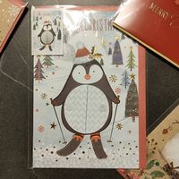 Weihnachtskarte mit Pinguin min aufklappbaren Bauchkugel