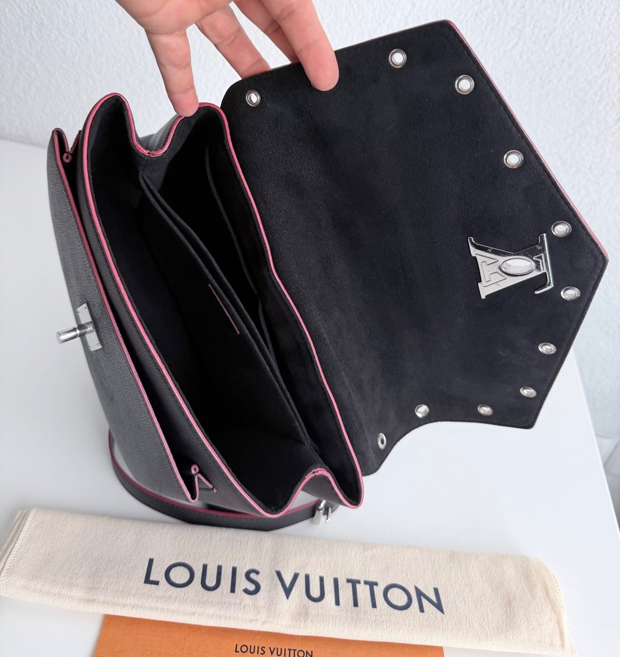 Louis Vuitton Borse da donna: Louis Vuitton MyLockMe Rivets Noir – Usato da Reinach AG venduto da RobbisB 8
