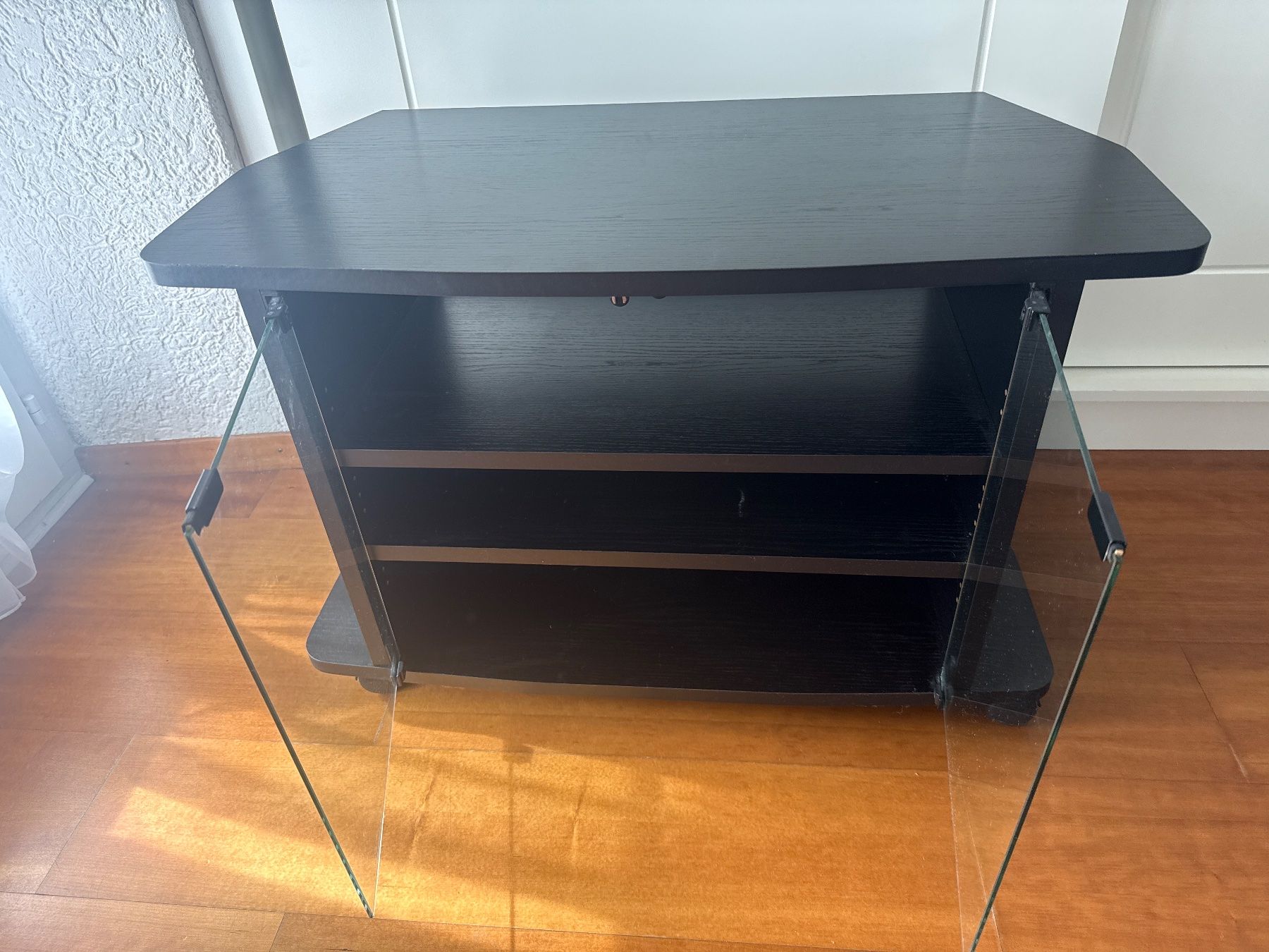 Mobili TV: TV-Möbel schwarz mit Glastüren – Usato da Thalwil venduto da vernasm 1