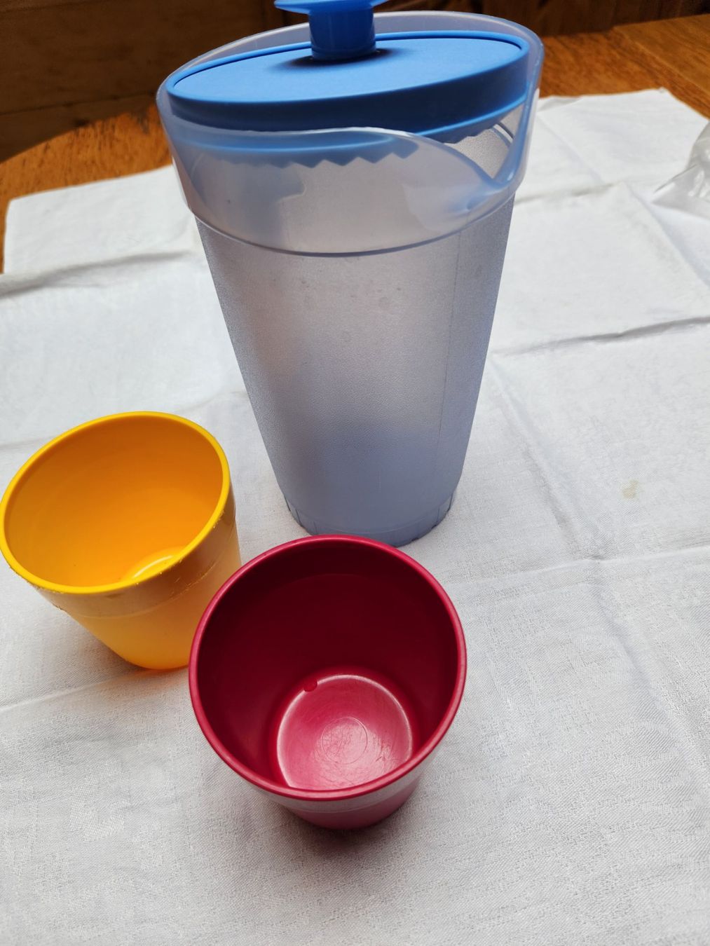 Tupperware Behälter & Ähnliches: Tupperware Krug 1,5l mit 2x  Tupperware Bechern gelb, 1x rot – Gebraucht aus Gstaad von Meiel2020 2
