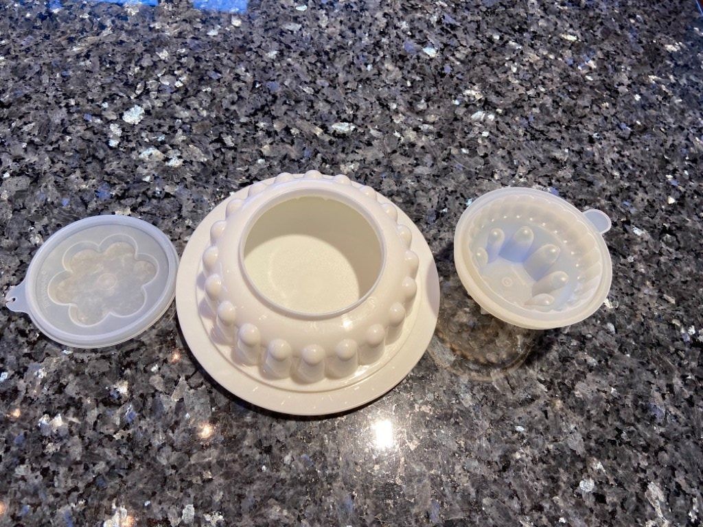 Tupperware Contenitori & Simili: Neuwertige Tupperware Puddingform "Kleiner Prinz" 4-teilig – Usato da Beatenberg venduto da buy2you