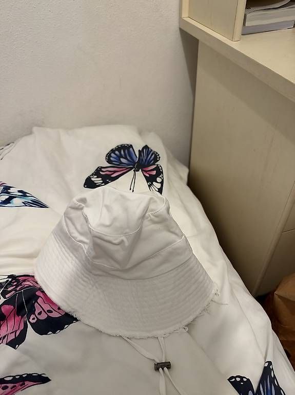 Copricapi, berretti & cappellini: Cappello bianco  – Nuovo e nell'imballaggio originale da Gorduno venduto da deesssiree 2