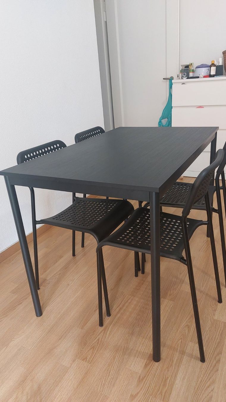 Ikea Tischset: Black table with 4 black chairs – Gebraucht aus Zürich von Ely93. 1