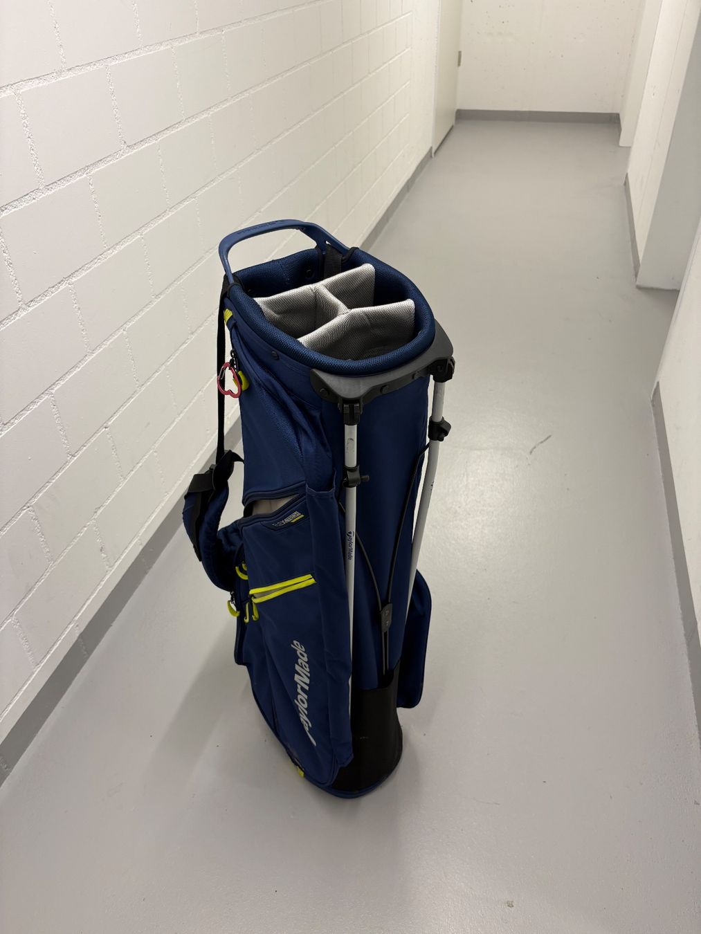 Taylor Made Borse: Taylor Made Flextech Lite Standbag-Navy Flag / Grey – Usato da Allenwinden venduto da jef_9w6z 2