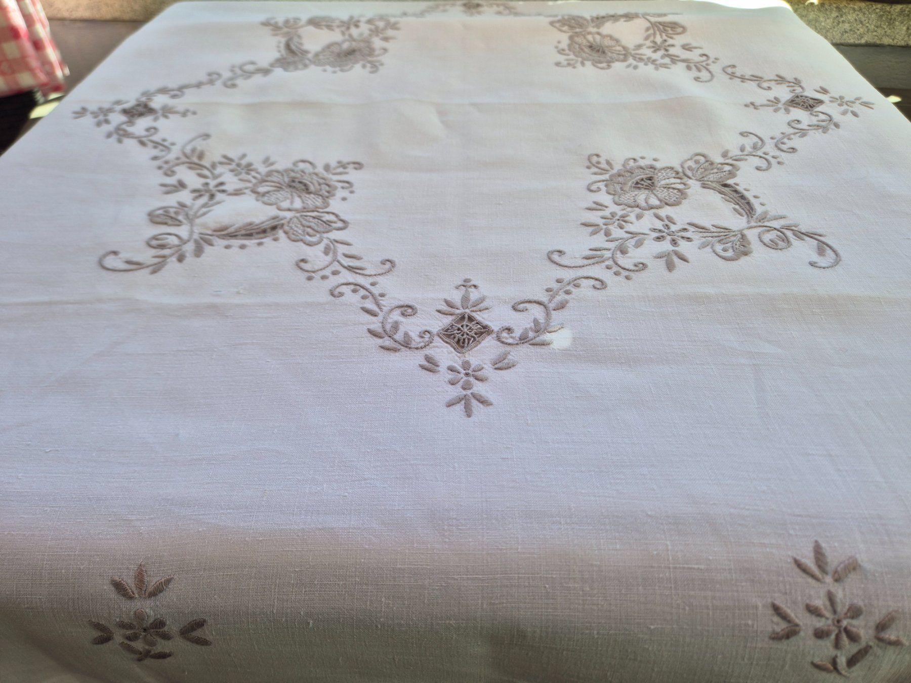 Altra biancheria da tavola: Handgestickte Tischdecke, Blumenmuster – Usato da Bern venduto da aronari 1