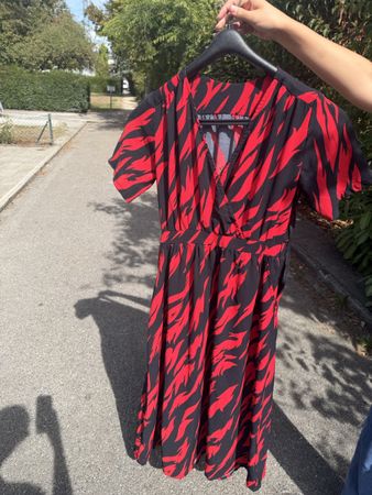 Damen Kleid rot schwarz gemustert gebrauchter Zustand