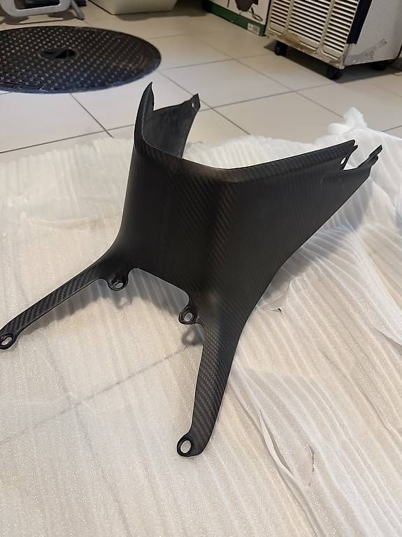 Tutti i ricambio per moto: À vendre carénage réservoir carbone  – Usato da Porsel venduto da kevin68