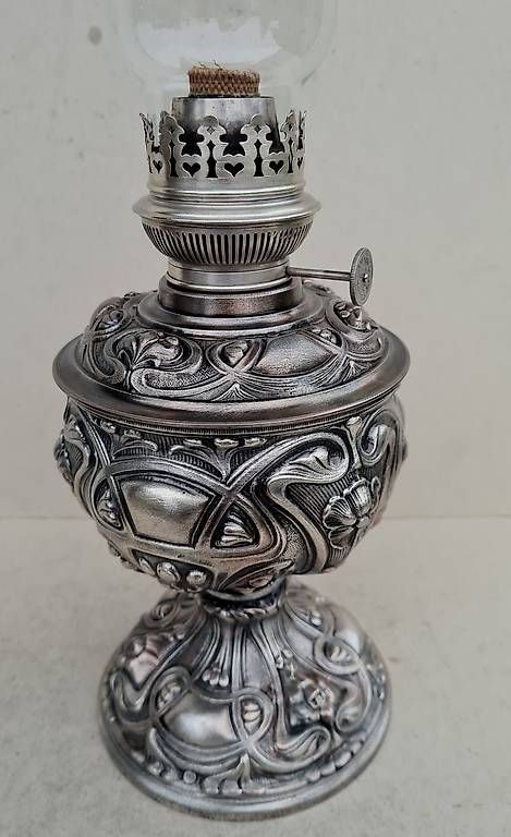 Lampade: Grosse, traumhaft schöne Petrollampe um 1900  versilbert – Usato da Frasnacht venduto da Carawill 2