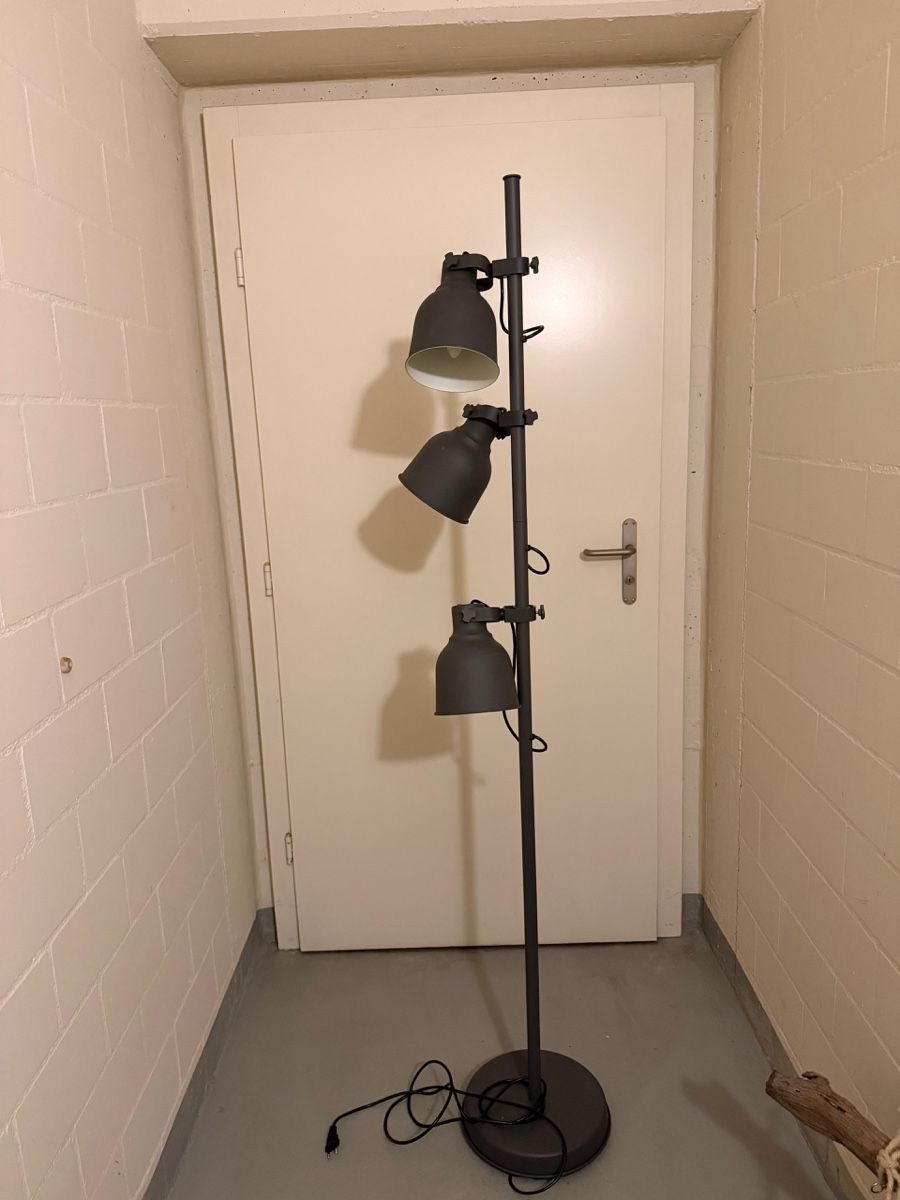 Ikea Lampade: Stehlampe grau verstellbar, IKEA – Usato da Männedorf venduto da pam_h5gv