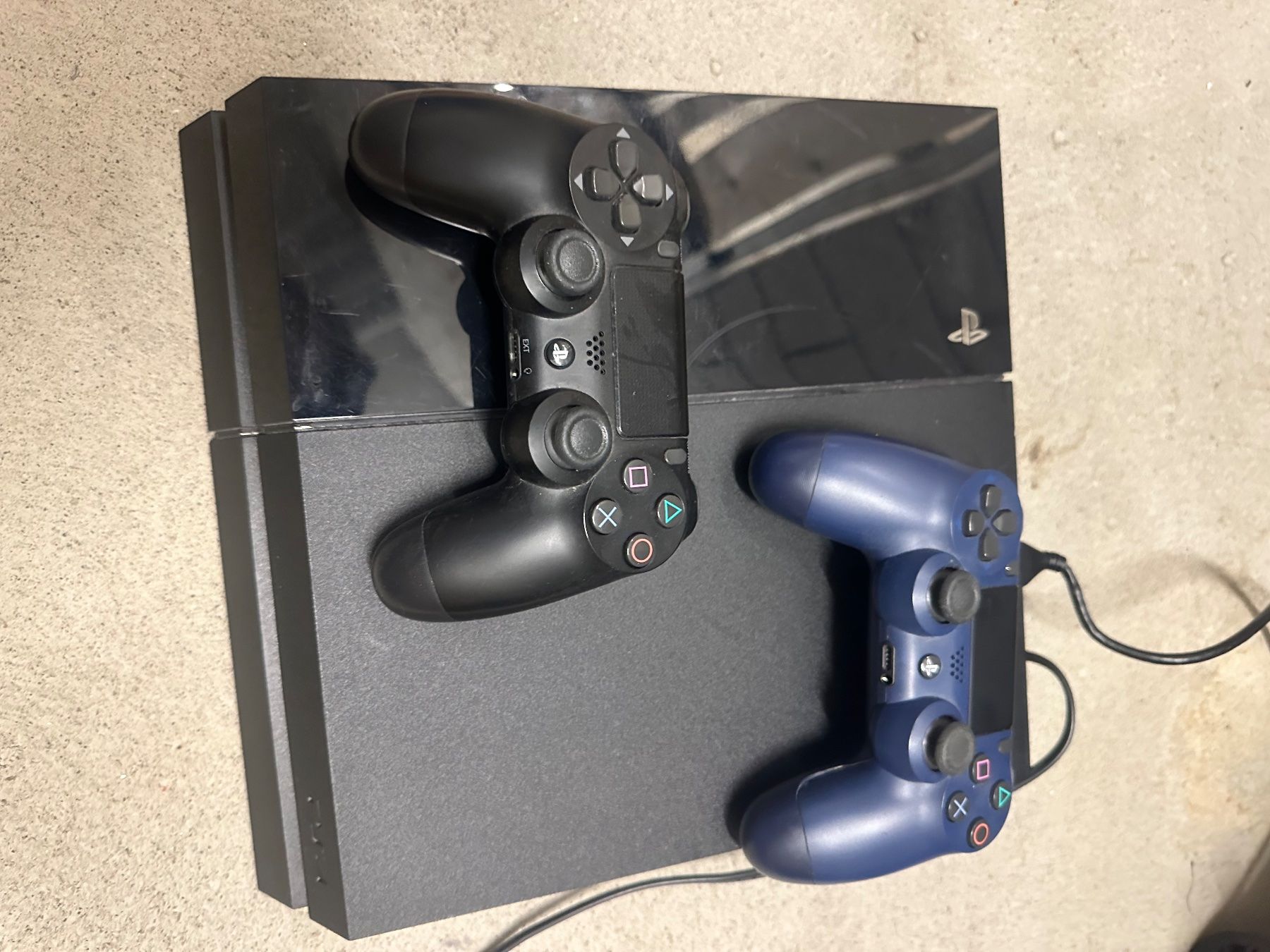 Sony Console: PlayStation 4 (PS4) mit 2 Controller – Usato da Tägerwilen venduto da pau_khg6