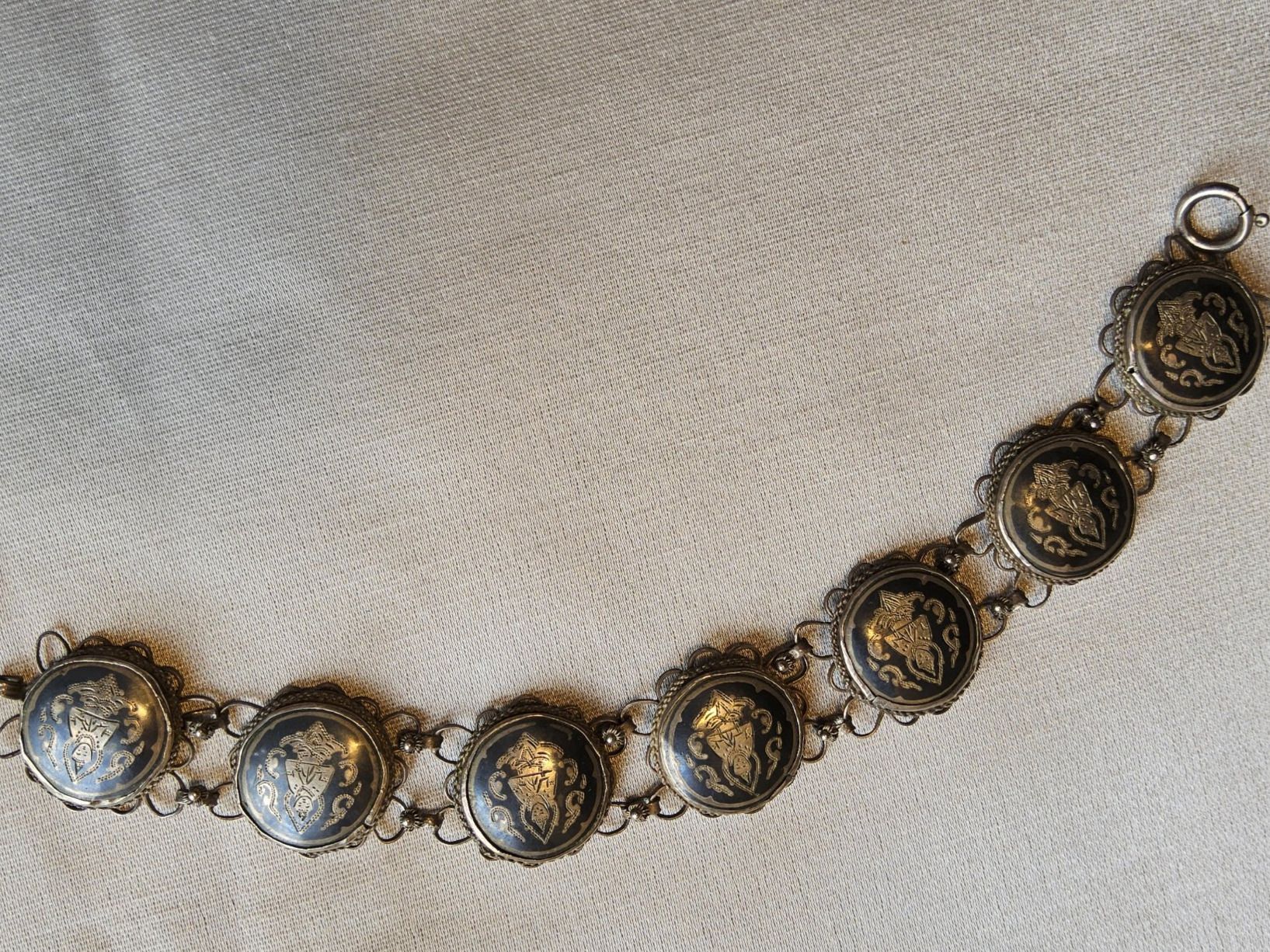 Armbänder & -reifen: Antikes buddhistisches Armband Silber/Schwarz – Gebraucht aus Zürich von helsan 1
