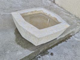 Vogelbad aus Kalkstein
