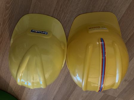 Kinderhelme Bauarbeiter
