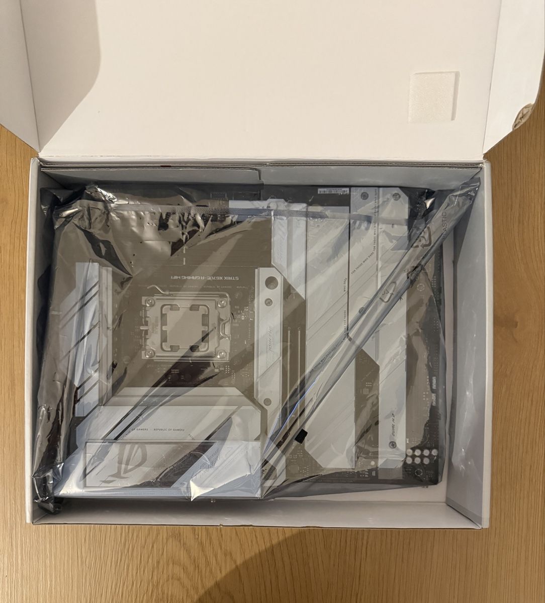 Componenti elettronici: ASUS ROG Strix X670E-A Gaming WiFi + Ryzen 9 7950X3D – Nuovo (secondo la descrizione) da Riehen venduto da k3mdo 2
