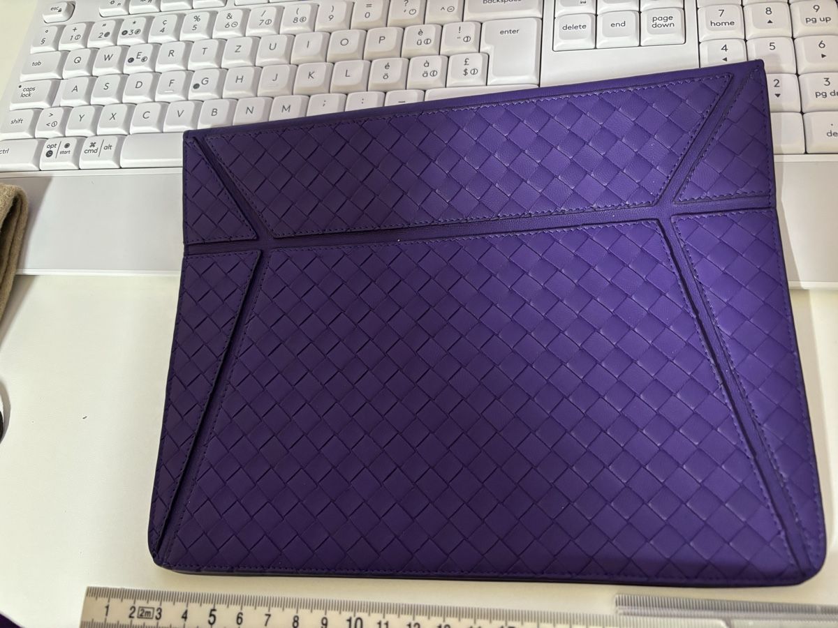 Bottega Veneta Borse: Bottega Veneta iPad hülle – Nuovo (secondo la descrizione) da Auenstein venduto da sonnenschein1256