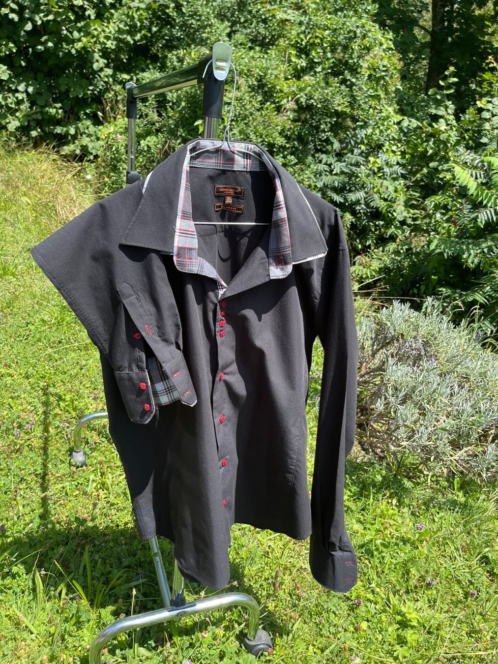 Camicie: Chemise noire et rouge – Usato da La Croix (Lutry) venduto da Sporades 1
