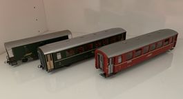 2 RhB Personenwagen und 1 RhB Gepäckwagen BEMO H0m