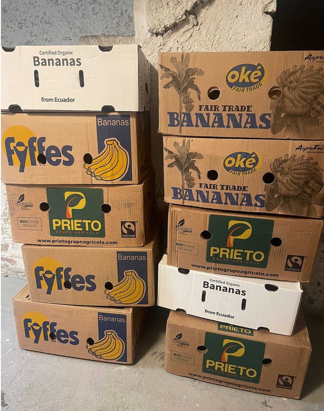Kartons: 10 cartons de bananes – Neu und originalverpackt aus Fribourg von col_j7l5