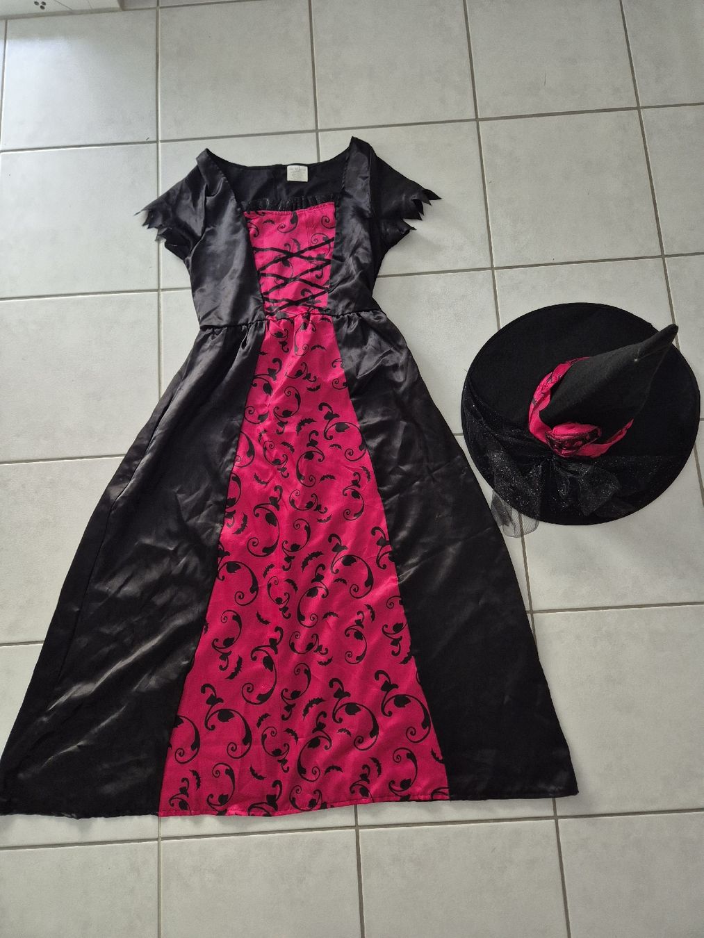 Costumi: Robe+chapeau – Usato da Granges-Paccot venduto da smo_dp89