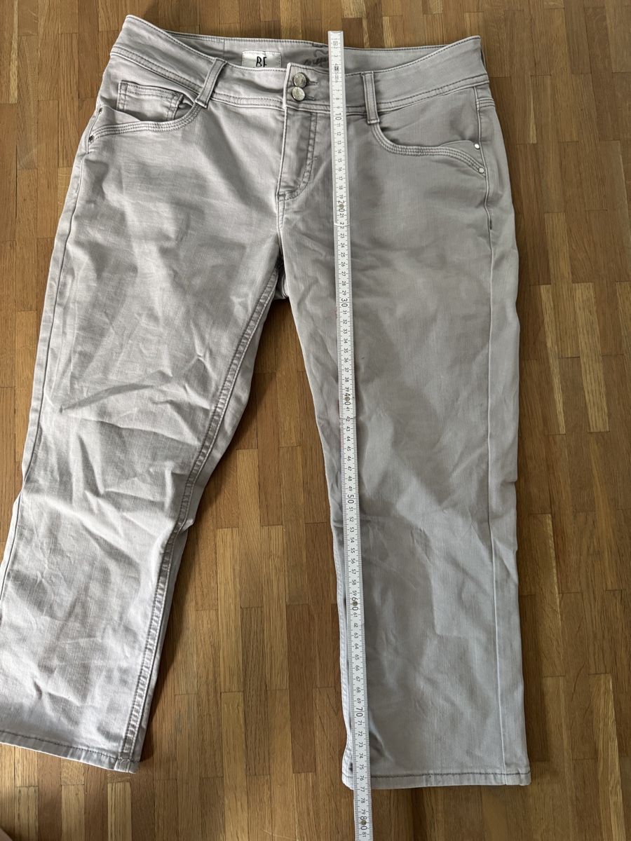 Jeans: hellgraue halblange Jeans 28/22 – D'occasion à Münsingen par sam_528s 2