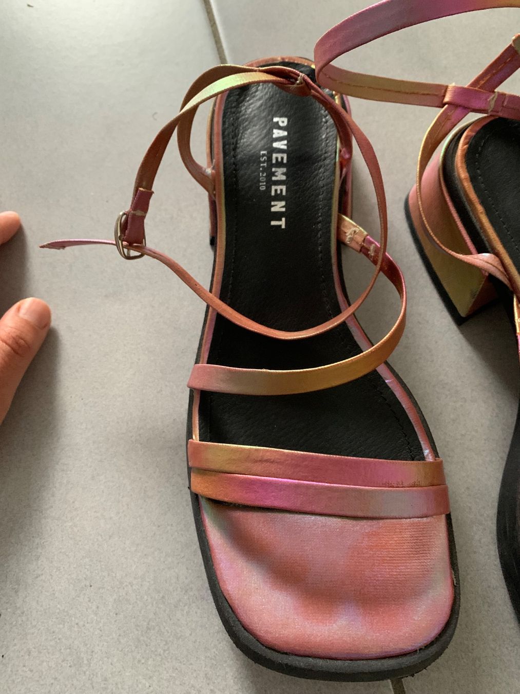 Scarpe da donna: Sandales en cuir irisé Pavement – Usato da Genève venduto da rez_c6c6 8