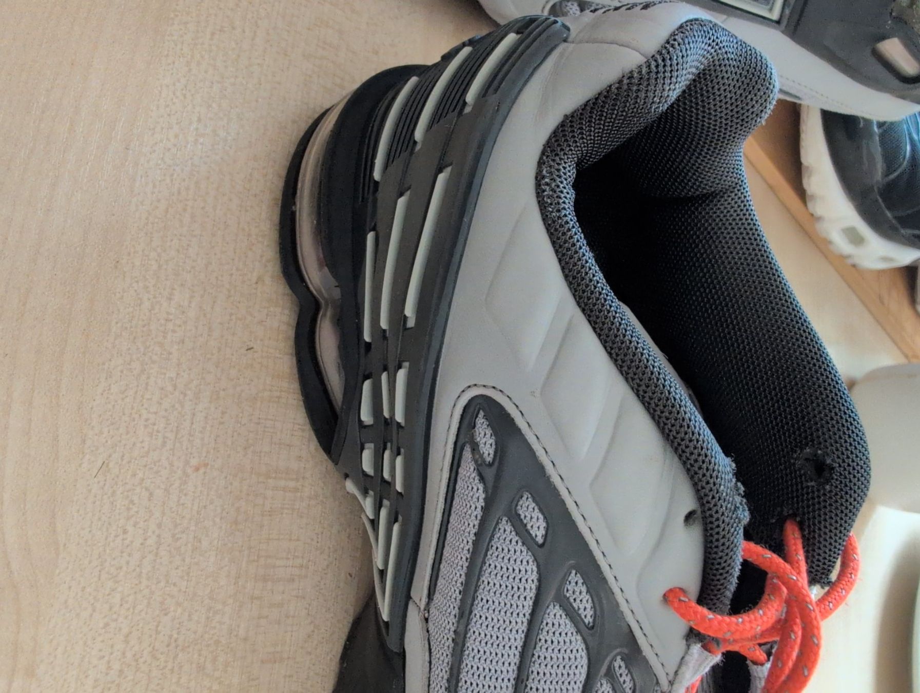 Nike Scarpe da uomo: Chaussures Nike Tn plus 3 Taille 40 – Usato da Montreux venduto da kambio 5