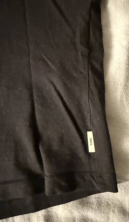 T-shirt: Schwarzes T-Shirt mit Streifen – Usato da Wädenswil venduto da dom_pz5d 3