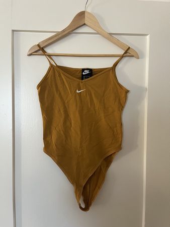 Trendiger Nike Body in Senfgelb - Grösse S