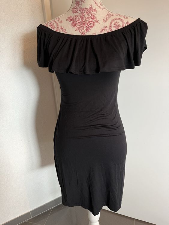 Schwarzes Kleid Mit Rschen